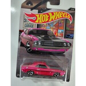NIP Hot Wheels Garage 1:64 Die Cast 1970 Dodge Challenger 426 Hemi Muscle Car